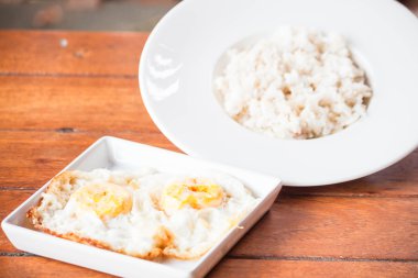 Çift yıldız yumurta ve pirinç ile ev yapımı yemek