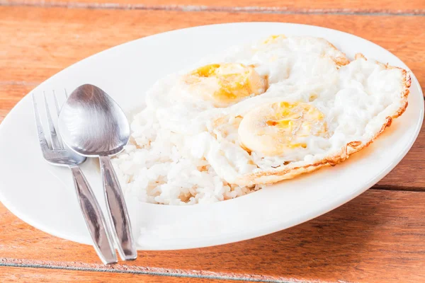 Huevos de doble estrella cubiertos de arroz con cuchara y tenedor — Foto de Stock