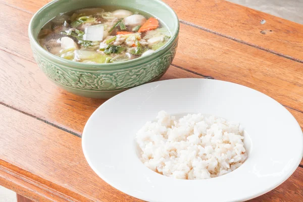 Легкое приготовление с рисом и чистым свиным супом — стоковое фото