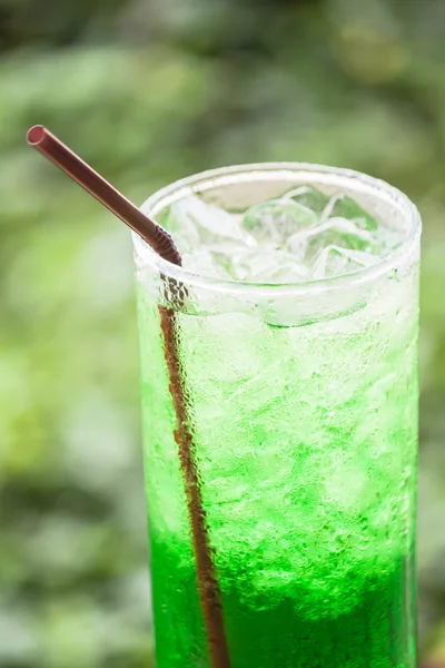 Bebida verde sin alcohol con cubitos de hielo — Foto de Stock