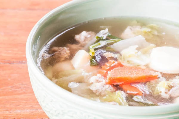 Deliciosa sopa clara con tofu de huevo, cerdo picado y verduras — Foto de Stock