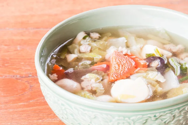 hafif bir yemek açık çorba, kıyılmış domuz eti ve sebze ile