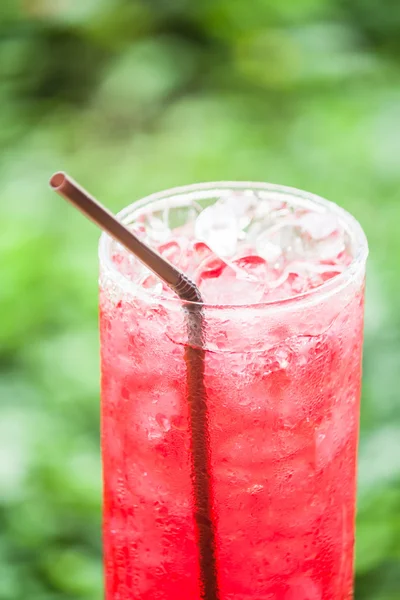 Verre frais de boisson rouge avec des cubes glacés — Photo