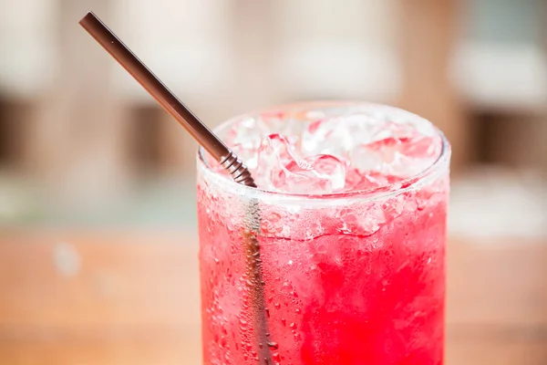 Närbild isbitar på röd drink — Stockfoto
