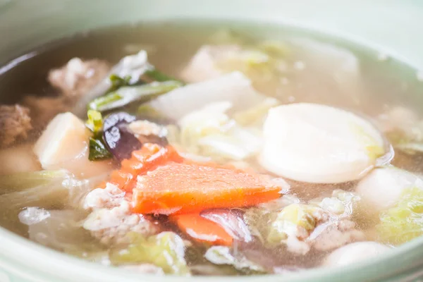 Soupe maison avec tofu aux œufs, porc haché et légumes — Photo