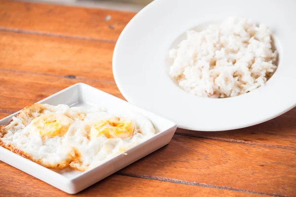 Cozinha rápida com arroz e ovos de estrela dupla — Fotografia de Stock
