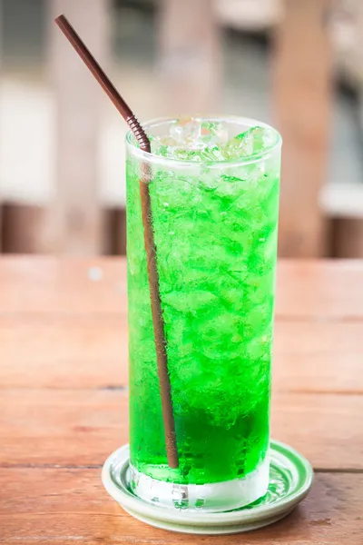 Bebida verde com o álcool fora na mesa de madeira — Fotografia de Stock