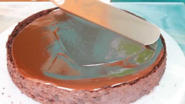 Baker decorated middle layer of chocolate cake — Stock Video