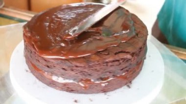 Baker çikolata tepesi ile şifon çikolatalı kek dekore edilmiştir.