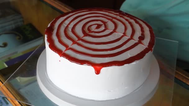 Baker decorating vanilla cake with strawberry sauce — Stock Video