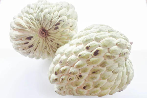 カスタード ・ アップルの白い背景で隔離の熱帯性果物 — ストック写真