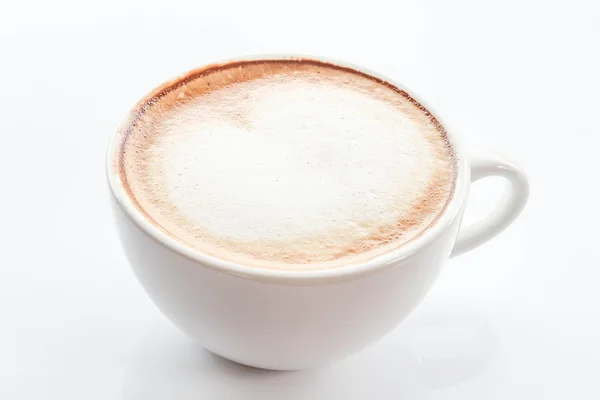 Taza blanca de café con leche caliente aislada sobre fondo blanco — Foto de Stock