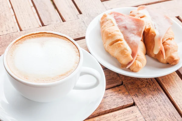 Tasse de croissants au café chaud et au jambon — Photo