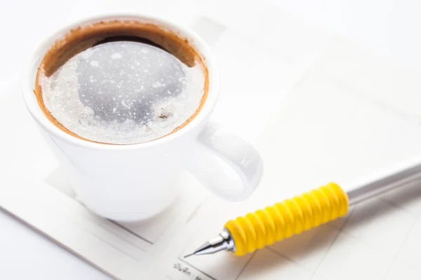 Papel de trabalho e lápis com café quente — Fotografia de Stock