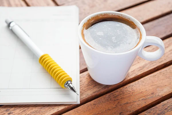 Przerwa na kawę z gorącym espresso na pracy stół z drewna — Zdjęcie stockowe