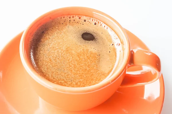 Espresso caliente doble en taza aislada sobre fondo blanco — Foto de Stock