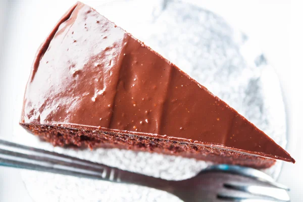 숟가락과 포크와 초콜릿 케이크의 상위 뷰 — 스톡 사진