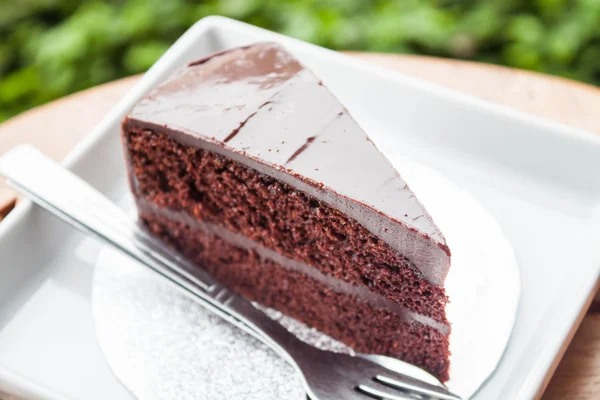 Pastel de crema de chocolate que sirve en el jardín de la cafetería — Foto de Stock