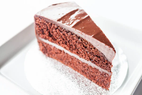 Pedazo de pastel de esponja de chocolate en plato blanco — Foto de Stock