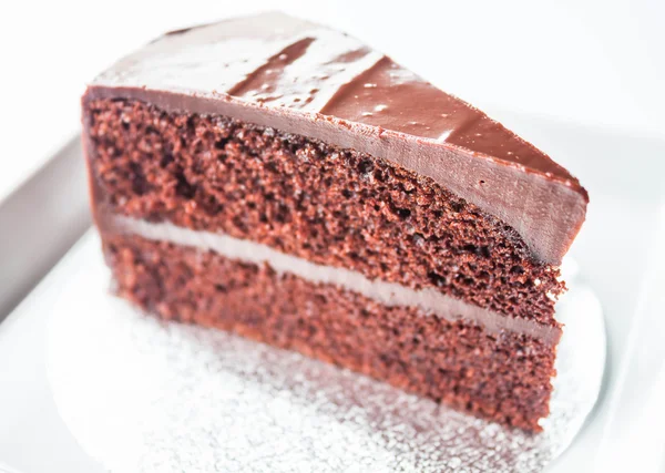 Pedazo de pastel de esponja de chocolate en el plato blanco — Foto de Stock