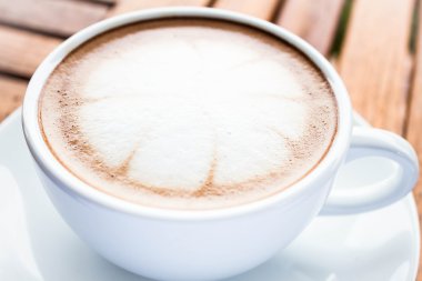 fincan sıcak Cafe mocha ahşap masa üzerinde hizmet veren