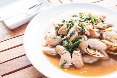 Kızarmış istiridye közlenmiş kırmızı biber ezmesi, Tayland yemeği ile karıştırın