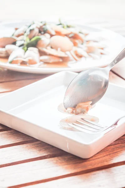 Gebratene Chilipaste mit Löffel und Gabel umrühren — Stockfoto