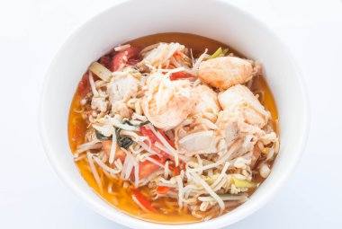 Baharatlı stir fry fasulye Filiz ile tofu beyaz zemin üzerine