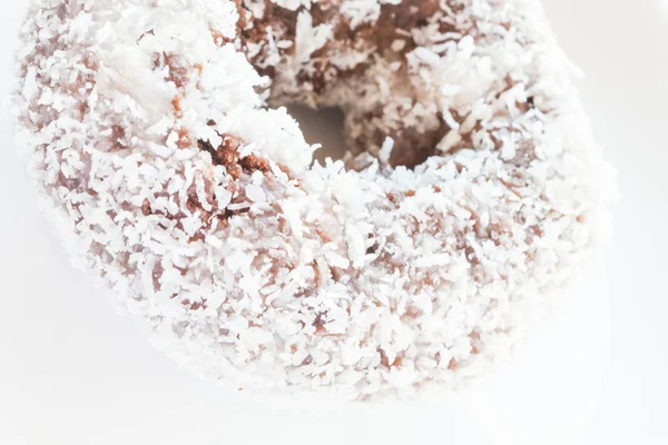 Stück Schokolade Kokos Donut aus nächster Nähe — Stockfoto