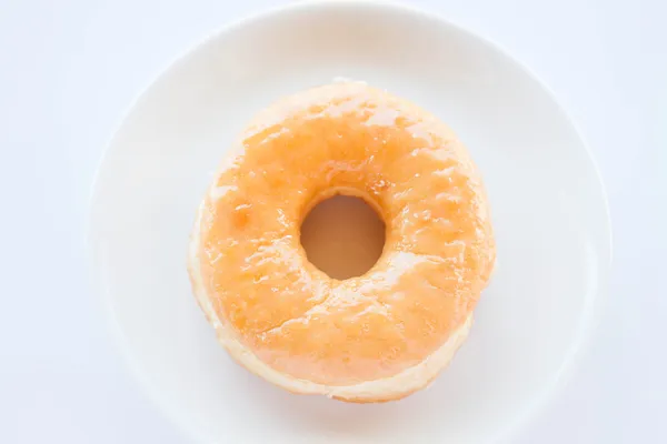 Klassiska donut som tjänstgör på vita skålen — Stockfoto