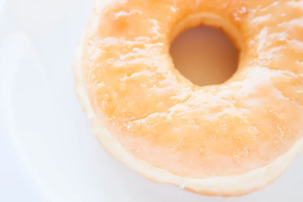 Закрыть сахарный пончик на белом блюде — стоковое фото