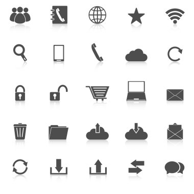 Beyaz arka plan üzerinde iletişim simgeleri ile yansıtmak