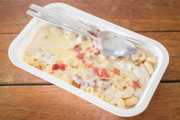 Maccheroni con polpetta di maiale e prosciutto — Foto Stock