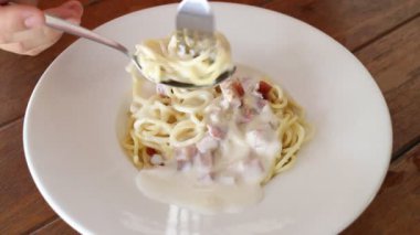 kadın yemek spagetti carbonara