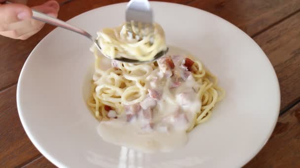 Kadın yemek spagetti carbonara — Stok video