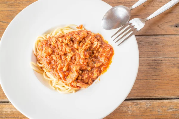 Pasta con salsa di pomodoro sul tavolo di legno — Foto Stock