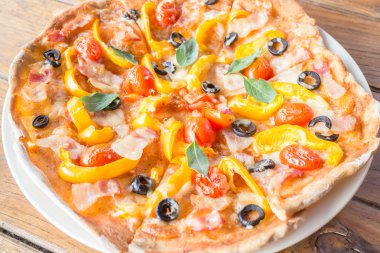 ev yapımı taze domates zeytin ve peynirli pizza 