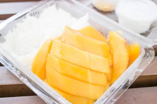 Close-up dessert vak van zoete mango en plakkerige rijst — Stockfoto