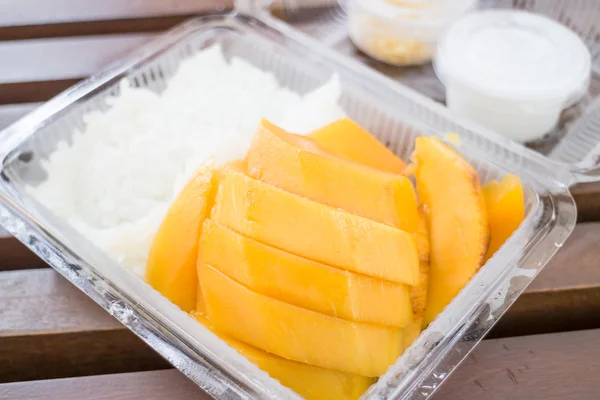 Tropische dessert vak van zoete mango en plakkerige rijst — Stockfoto