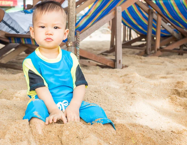 Asian boy playing on the beach — Stock Photo, Image