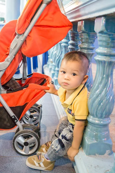 Asiático lindo chico pose con bebé cochecito — Foto de Stock