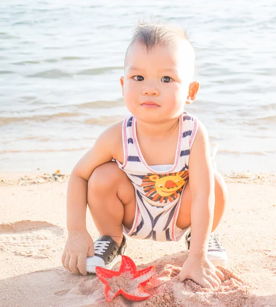 Liten pojke leker på stranden-wb — Stockfoto