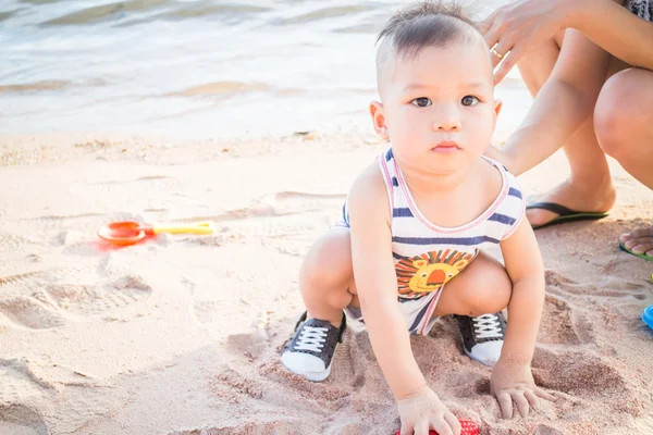 Kleiner süßer Junge spielt Sand am Strand — Stockfoto