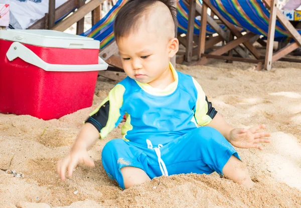 Lilla asiatiska pojke spela sand på stranden — Stockfoto