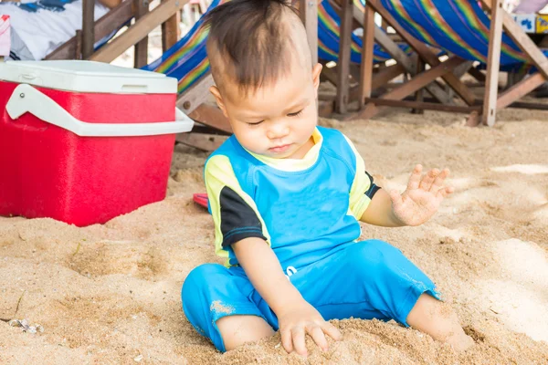 Azjatycki chłopiec grający piasku na plaży — Zdjęcie stockowe