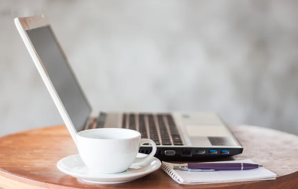 Notepad, laptop and coffee cup on wood table — Stock Photo, Image