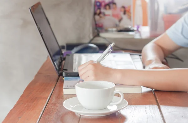 Frau arbeitet in Café — Stockfoto