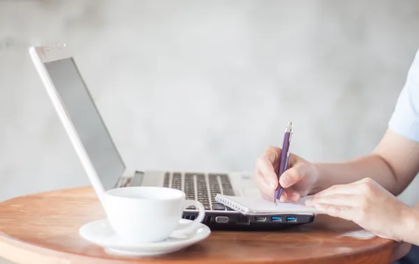 Mujer escribiendo en bloc de notas en la cafetería —  Fotos de Stock