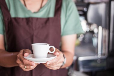Asya barista Taze demlenmiş kahve servisi 