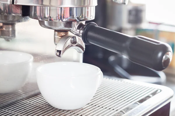Prepares espresso in white coffee cup — Stock Photo, Image